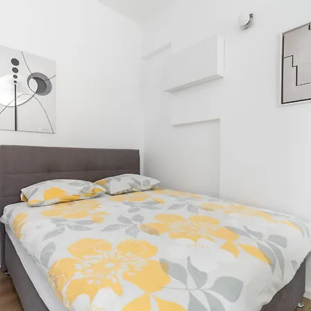 Im Erdgeschoss- Beim Beruehmten Znjan-strand By Interhome *