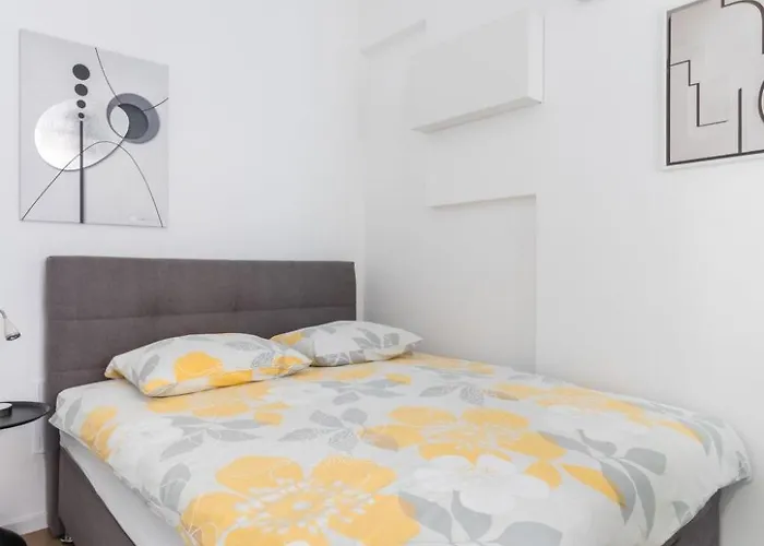 Apartment Im Erdgeschoss- Beim Beruehmten Znjan-strand By Interhome Split