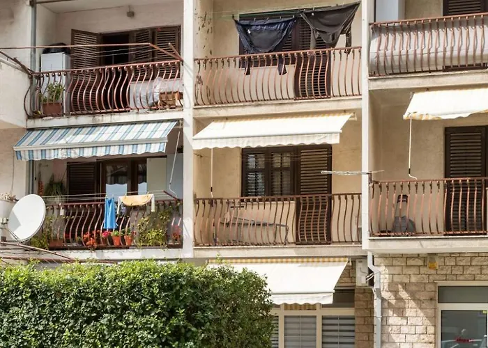 Apartment Im Erdgeschoss- Beim Beruehmten Znjan-strand By Interhome