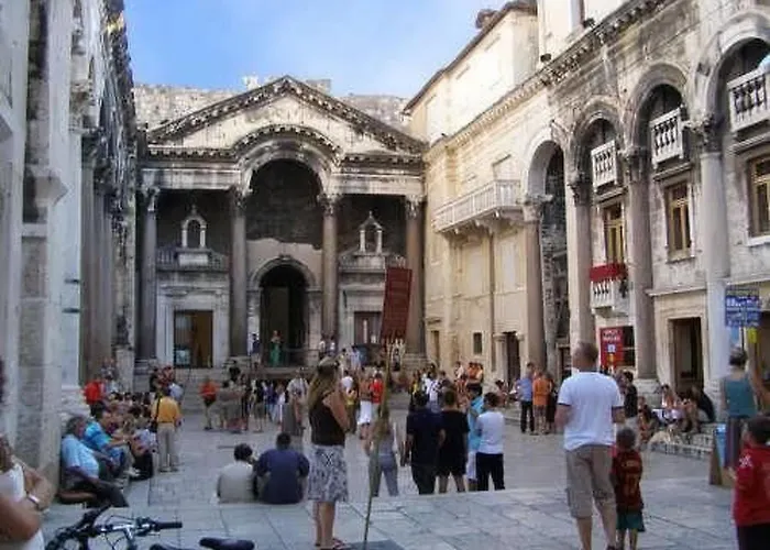 Apartment Im Erdgeschoss- Beim Beruehmten Znjan-strand By Interhome