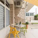 Appartamento Im Erdgeschoss- Beim Beruehmten Znjan-strand By Interhome