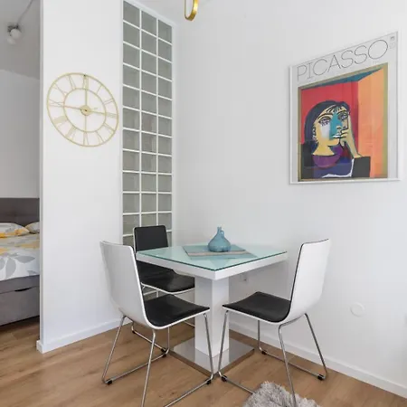 Apartamento Im Erdgeschoss- Beim Beruehmten Znjan-strand By Interhome Split