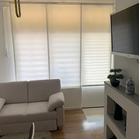 Apartamento Im Erdgeschoss- Beim Beruehmten Znjan-strand By Interhome