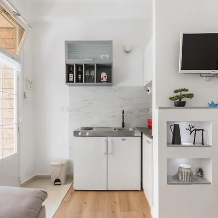 Im Erdgeschoss- Beim Beruehmten Znjan-strand By Interhome *