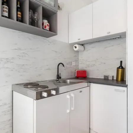 Apartamento Im Erdgeschoss- Beim Beruehmten Znjan-strand By Interhome *