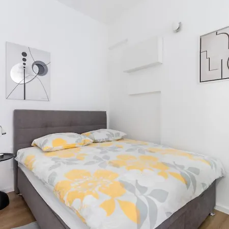 Apartamento Im Erdgeschoss- Beim Beruehmten Znjan-strand By Interhome Split