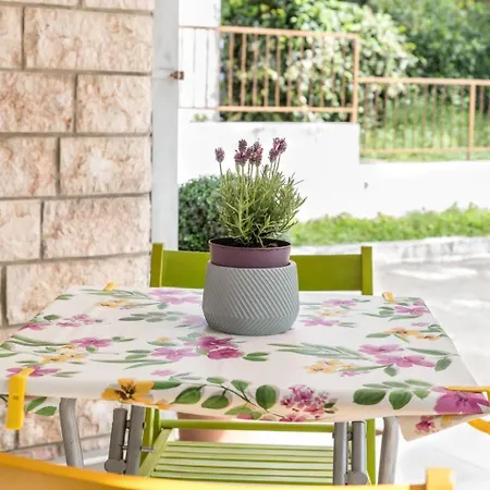 Apartamento Im Erdgeschoss- Beim Beruehmten Znjan-strand By Interhome Split