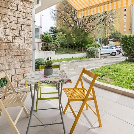 Im Erdgeschoss- Beim Beruehmten Znjan-strand By Interhome Daire