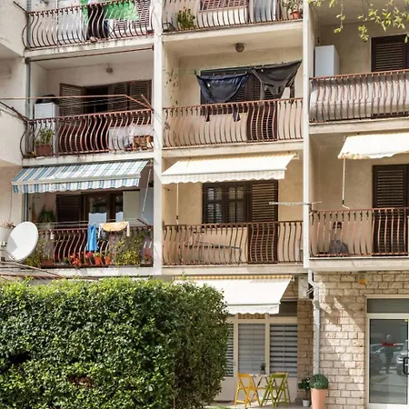 Apartamento Im Erdgeschoss- Beim Beruehmten Znjan-strand By Interhome
