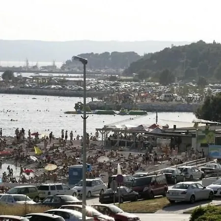 Im Erdgeschoss- Beim Beruehmten Znjan-strand By Interhome