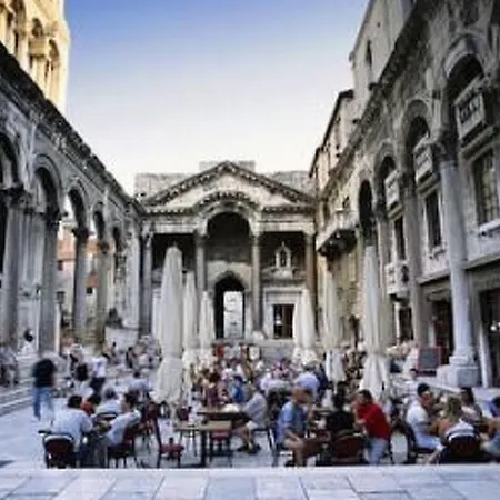 Im Erdgeschoss- Beim Beruehmten Znjan-strand By Interhome Apartamento *
