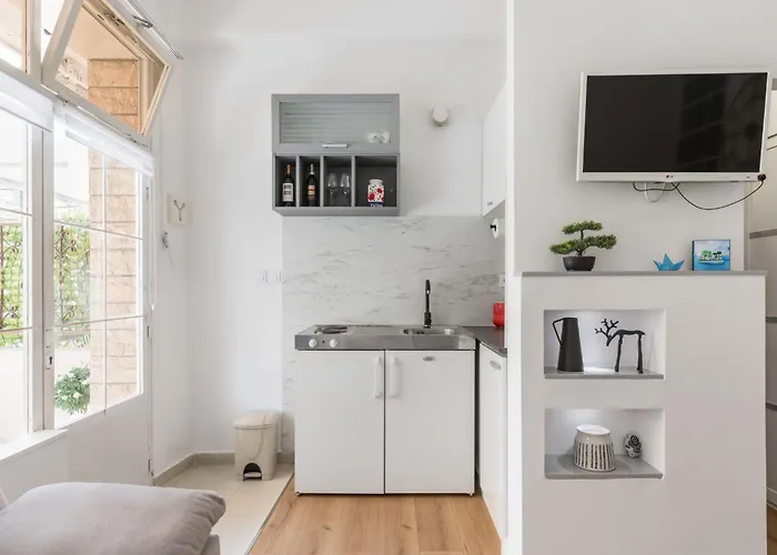 Im Erdgeschoss- Beim Beruehmten Znjan-strand By Interhome *