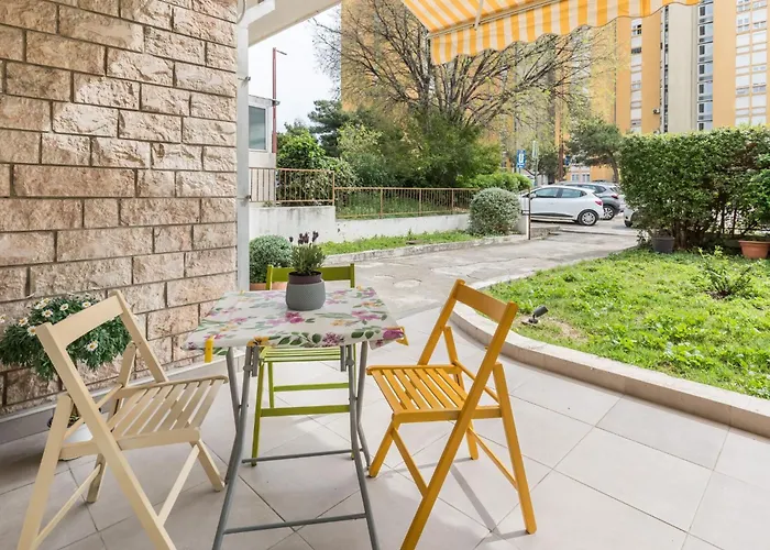 Im Erdgeschoss- Beim Beruehmten Znjan-strand By Interhome 아파트